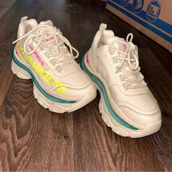 Size 8, true to size very comfy the shoes are very big and chunky looking